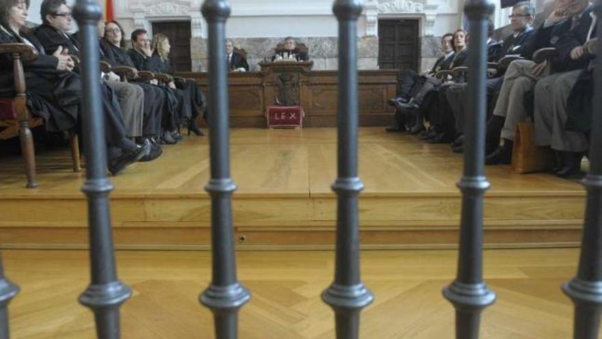 El presidente del tribunal del &#039;Prestige&#039;, en el centro, durante la lectura de la sentencia en el TSXG. / v. echave