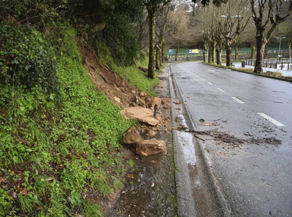 Rocas caídas en Portocelo. |  Rafa Vázquez