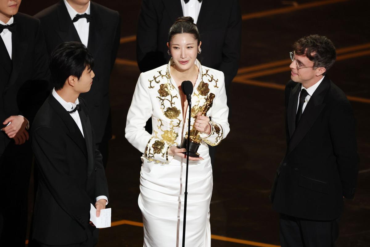 Yu Han Lee, EJAE y Mark Sonnenblick reaccionan tras ganar el Oscar a la Mejor Canción Original por "Golden" de "KPop Demon Hunters".