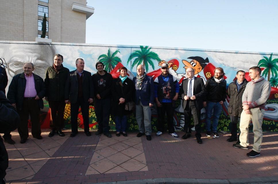 Nuevo mural decorado con motivos relacionados con la huerta en una pared exterior del hotel Nelva