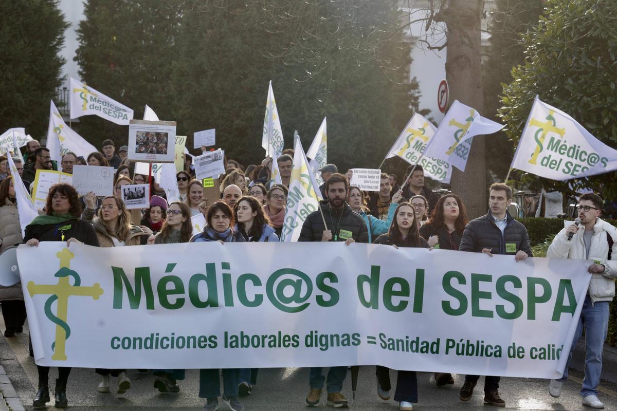 Marcha por Oviedo de la Plataforma de Médicos del Sespa.