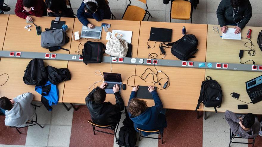 Estudiantes en una facultad del Campus de Elviña.   | // CASTELEIRO/ROLLER AGENCIA