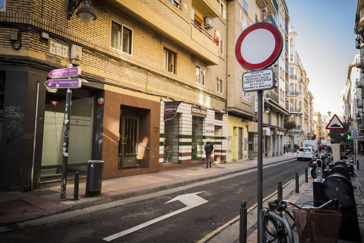 Varias señales de tráfico en una calle de Centro de Zaragoza