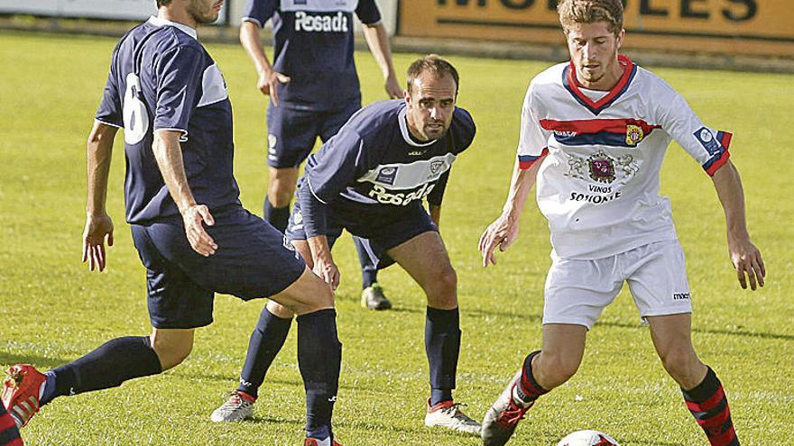 Guaya y David González presionan a un jugador del Valdesoto.