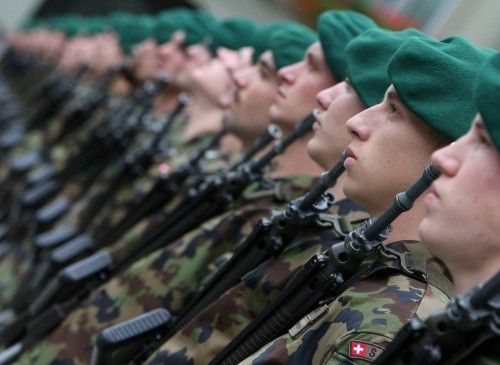 Soldados de la guardia de honor del ejército federal suizo espera de la llegada del presidente Bronislaw Komorowski de Polonia en la plaza del parlamento en Berna 4 de octubre 2012