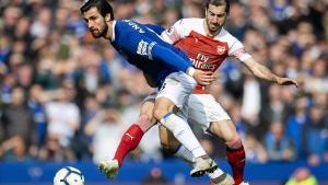 André Gomes y  Henrikh Mkhitaryan disputan el balón en un Everton-Arsenal.