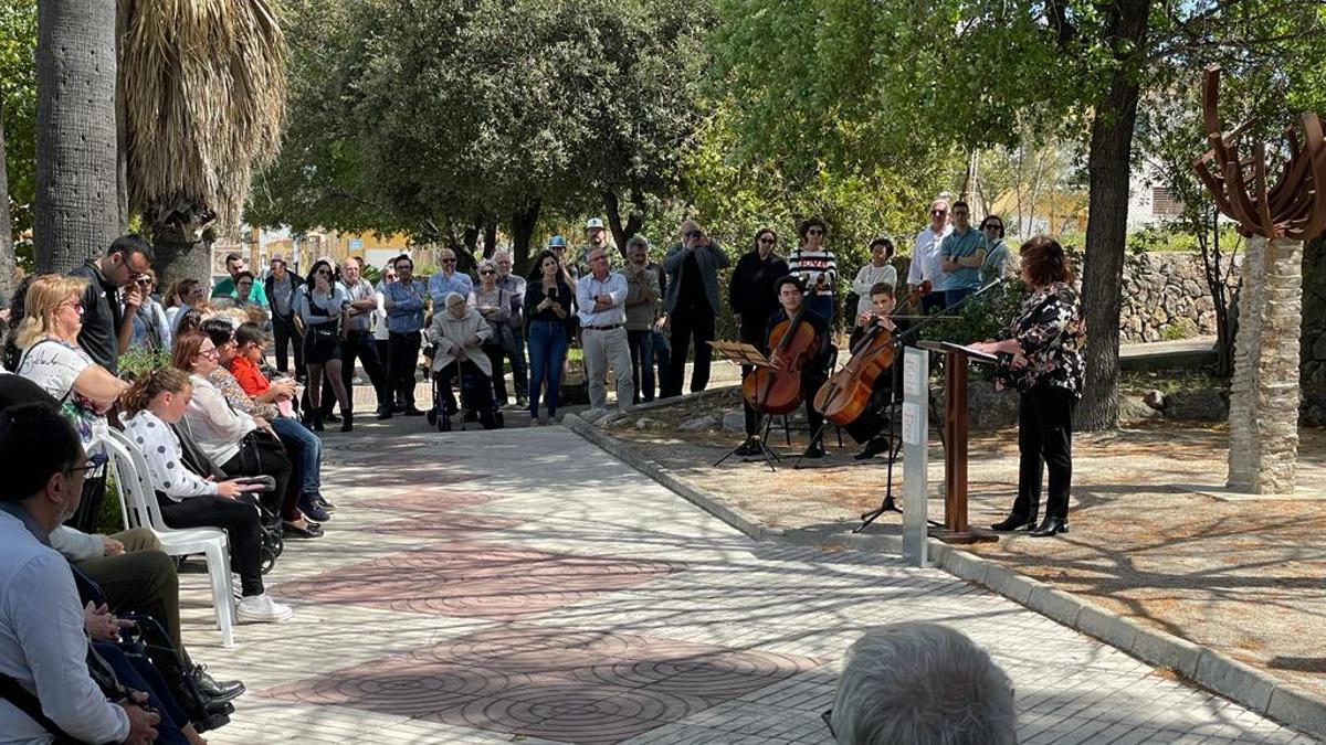 L'alcaldessa de Potries, durant la intervenció en la inauguració de l'escultura &quot;El viatge&quot;