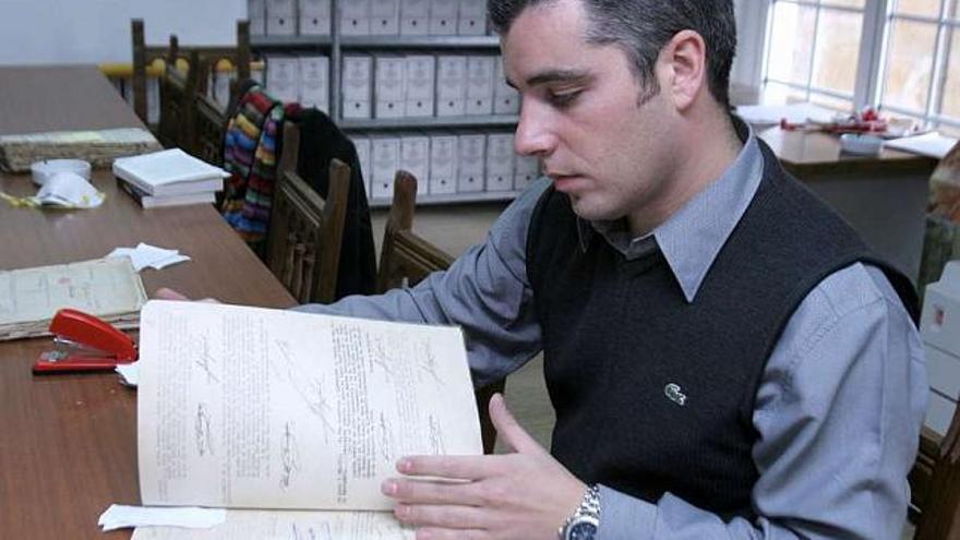 Santiago Macías consulta causas de la Guerra Civil en el Archivo Militar de Ferrol. / fran martínez