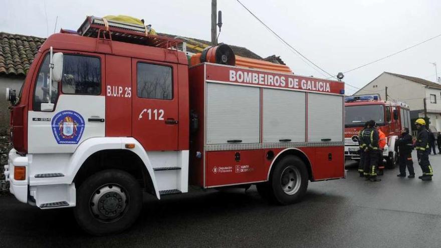 Los Bombeiros de O Salnés ante la vivienda afectada por el cortocircuito en la red. // Noé Parga