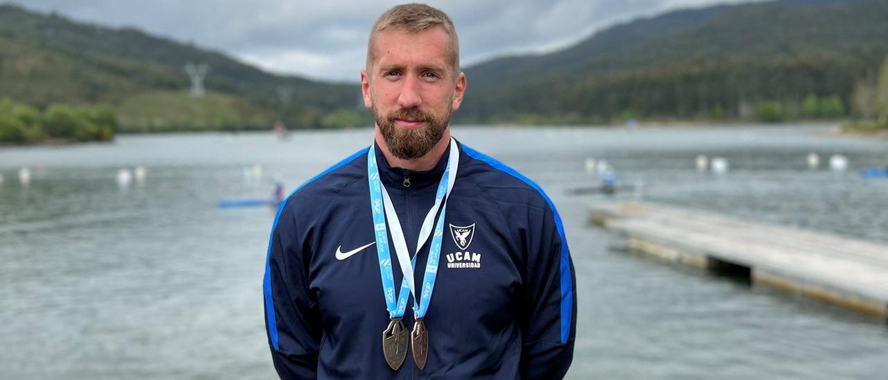 Carlos Arévalo, con el oro y el bronce ganados en la Copa de España.