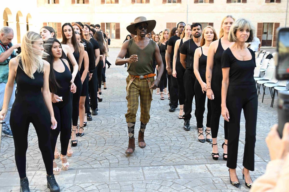 Modeschöpfer Vicente Berlin und die Teilnehmerinnen und Teilnehmer an einem vorherigen offenen Casting in Palma.