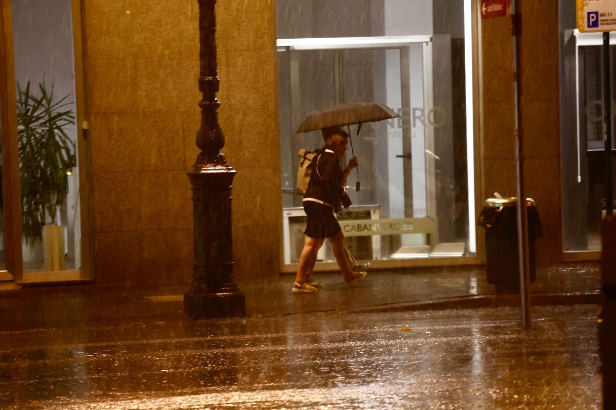 La tormenta descarga con fuerza sobre València