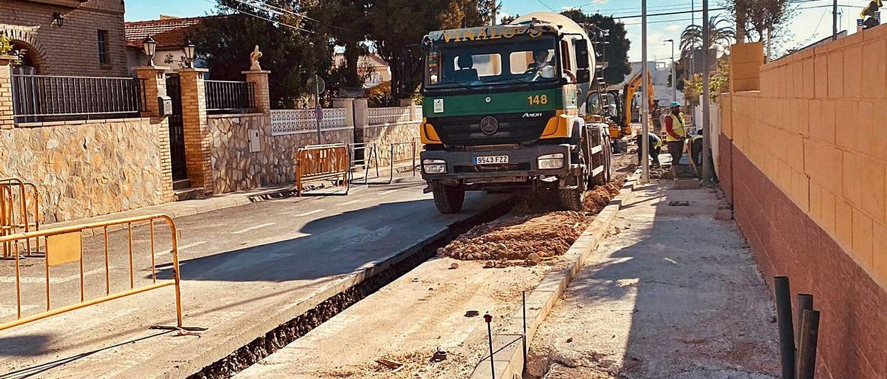 Operarios en una acera de Rabasa, donde se retiran los postes para soterrar el nuevo cableado. | INFORMACIÓN