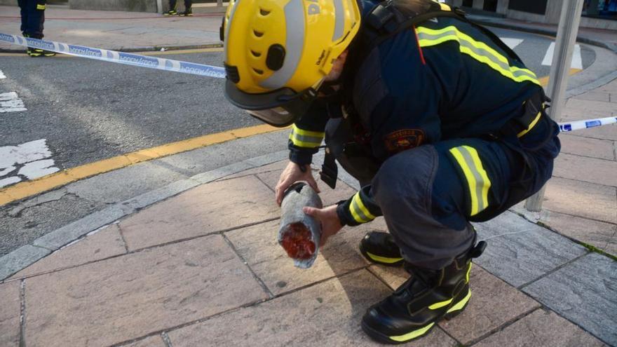 Los bomberos de Pontevedra sofocan un incendio en la lavandería del Hotel Madrid