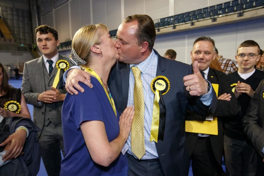 El diputado del Partido Nacional Escocés Chris Stephens (d) se encuentra con su esposa, Aileen Stephens (i), después de que ganó el asiento del oeste de Glasgow.