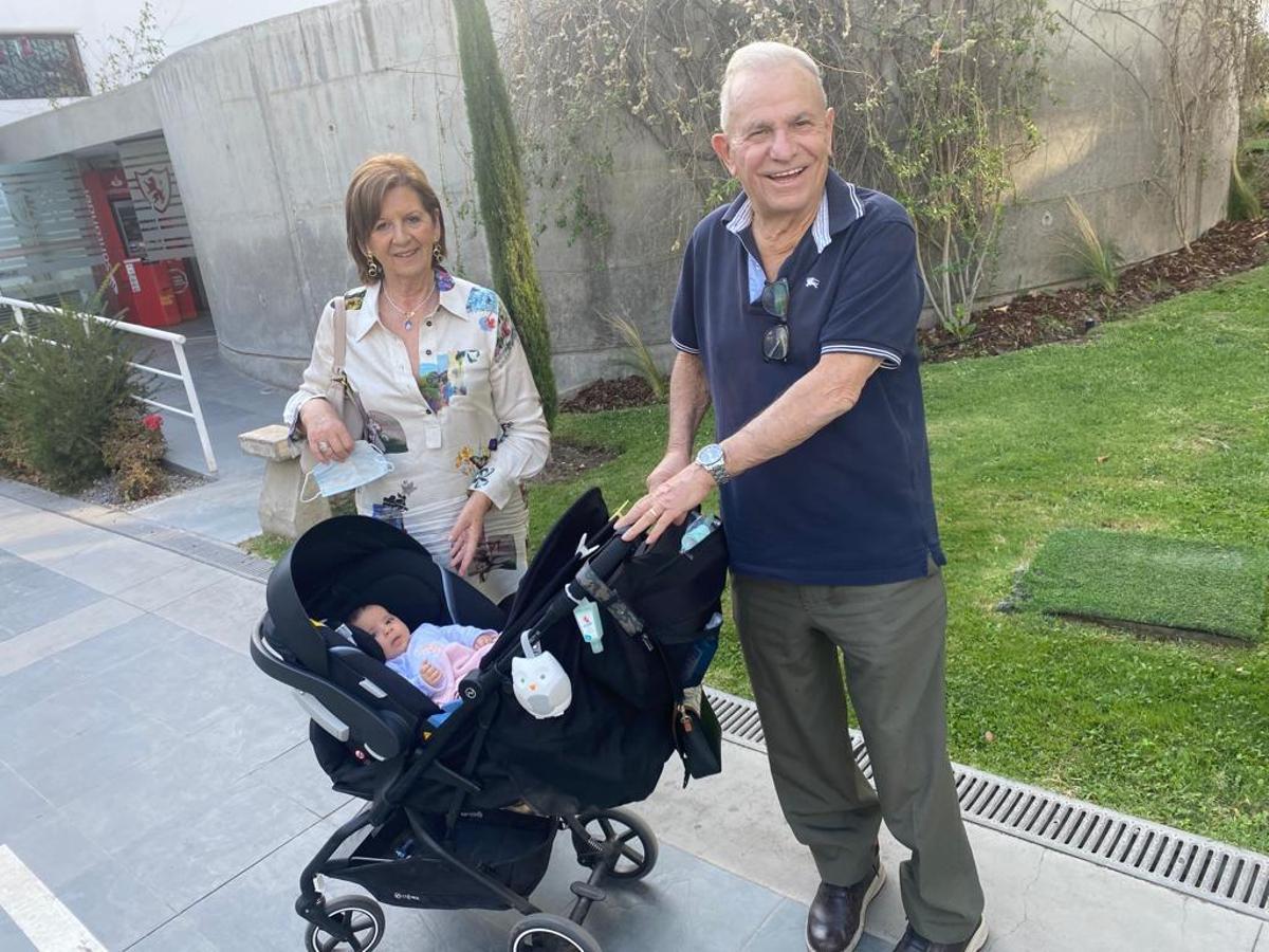 Lucio Torre y su esposa Mari Carmen Villar, con una de sus nietas