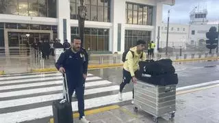 La UD Las Palmas llega corriendo al hotel de Ceuta y Viera responde a los fieles: "Se juega esta noche"