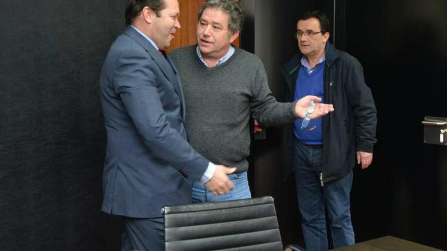 El presidente de Sogama, Javier Domínguez, conversa con Lores ante González Carballo. // G. Santos