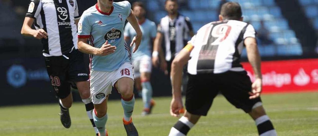 Daniel Wass conduce el balón durante su último partido con el Celta. // Ricardo Grobas