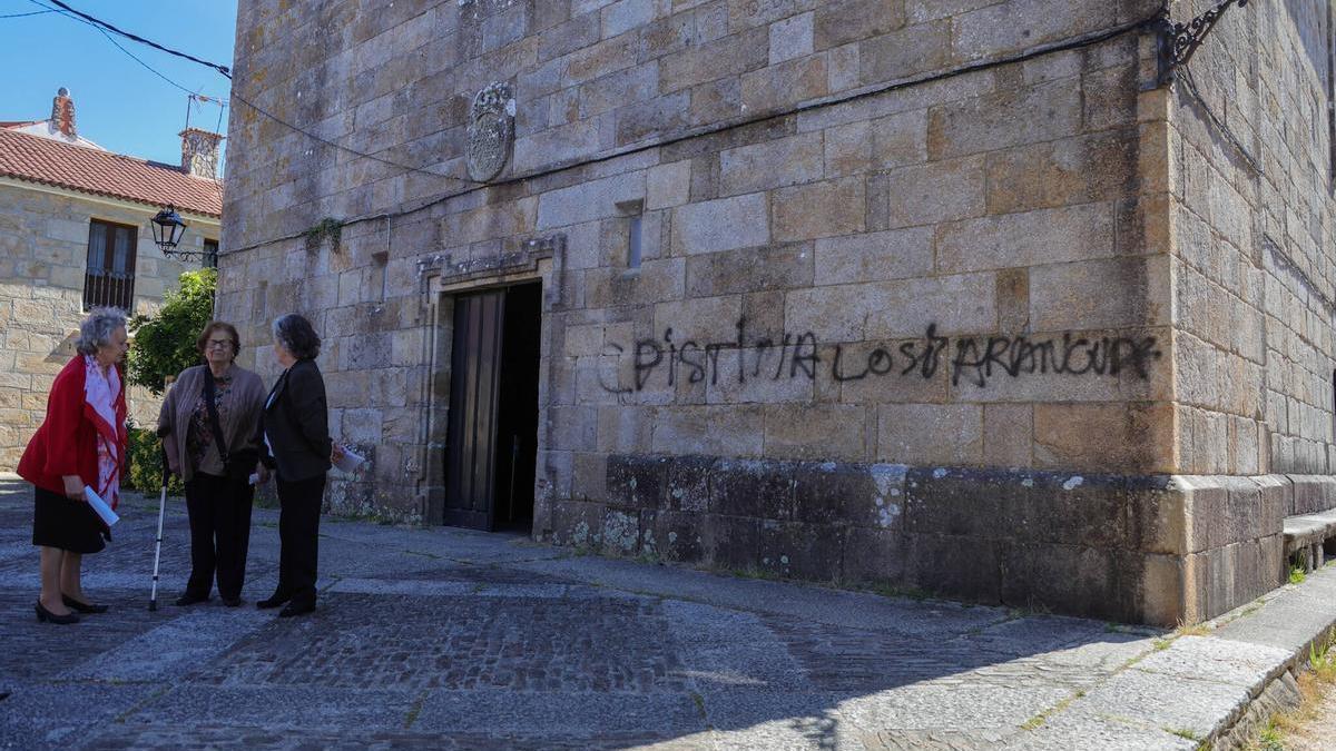 La pintada en la iglesia de San Benito de Fefiñáns, en Cambados.