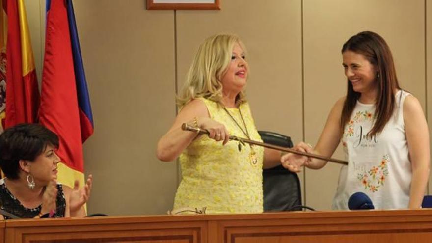 La alcaldesa, Rosario Ballester, recibe el bastón de mando de manos de su antecesora, Rosa Guillén.