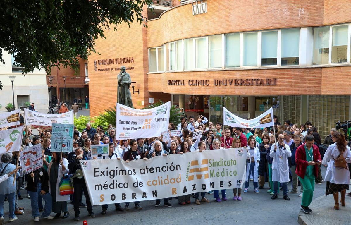 Médicos en huelga frente al hospital Clínico de València en el tercer día del paro