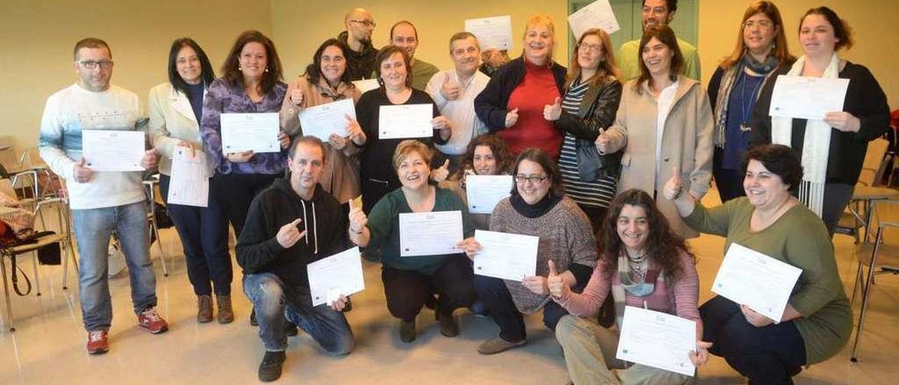 El grupo que finalizó ayer el programa junto a la monitora y la concejala de Benestar Social. // Noé Parga