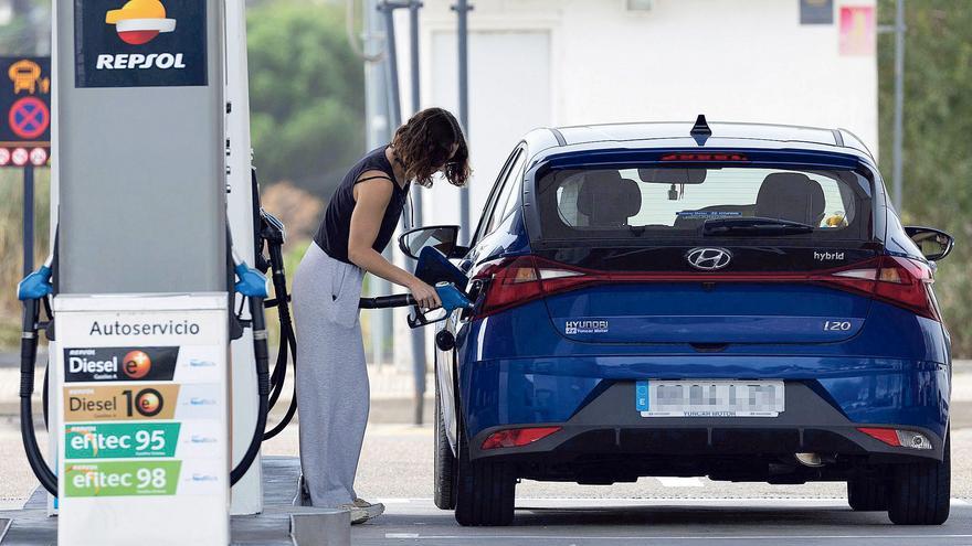 El precio de la gasolina se modera y frena la venta de más coches eléctricos