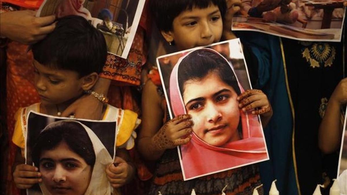 Unos niños paquistanís en una concentración de apoyo a Malala Yousufzai, en Karachi.