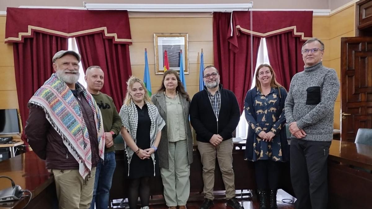 Por la izquierda, Javier Arjona, Álvaro Álvarez, Marina Casero, Mariam Jamal Eddine Chmais, Roberto García, Paula Díaz y Avelino Mariño.