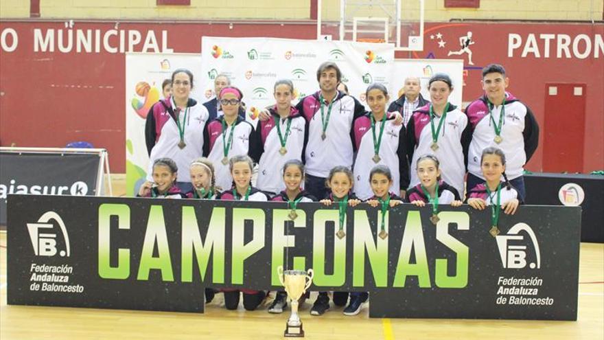 Selección cordobesa mini femenina de baloncesto que logró el título andaluz en la temporada 19-20 en Torrox.