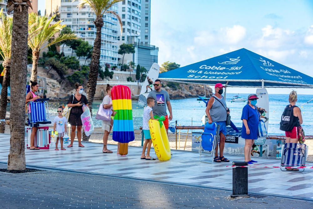 Colas de acceso a la playa el primer día de puesta en marcha del sistema de reservas de parcelas.