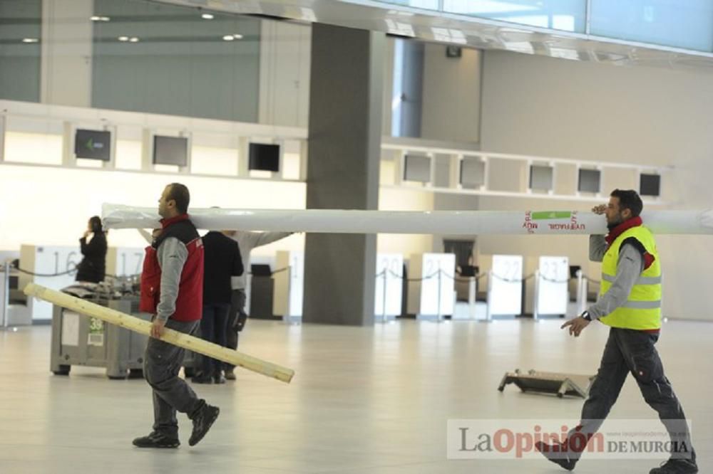 El delegado del Gobierno visita el aeropuerto de Corvera