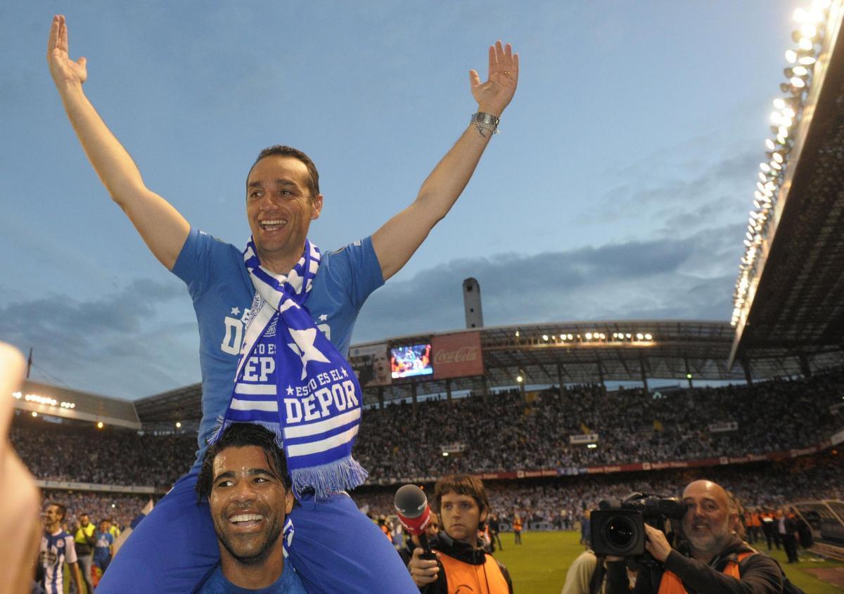 José Luis Oltra, aupado por Bodipo, durante el ascenso a Primera de 2012