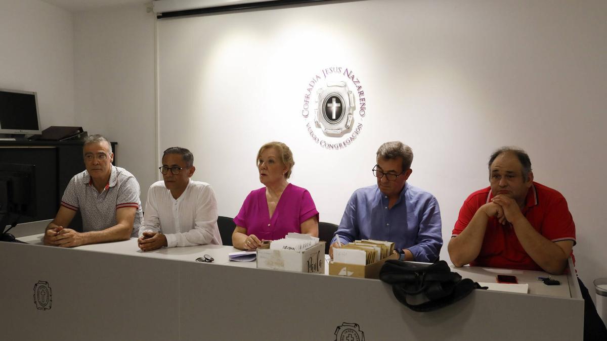 Desde la izquierda: Alberto de la Fuente, Antonio de la Higuera, Isabel García, Rufo Martínez y José Ignacio Calvo presentan su dimisión