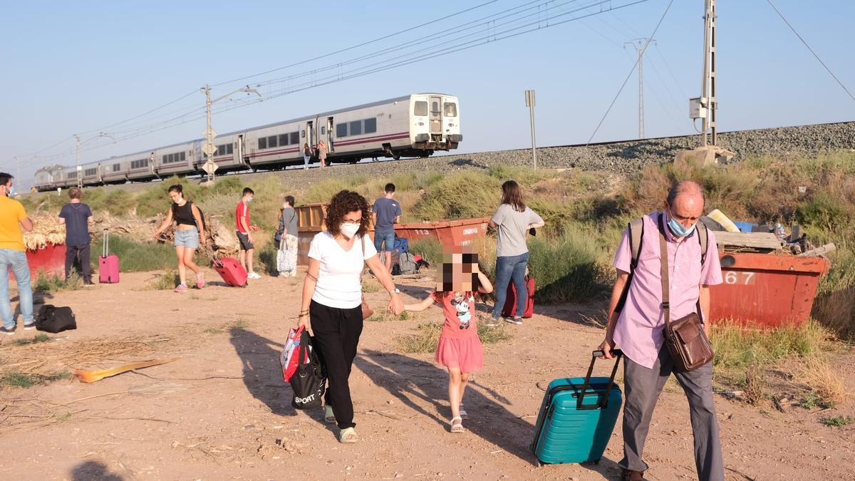 Cuatro fallecidos en el arrollamiento de un coche por un tren en Novelda