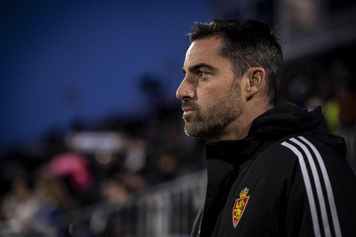 Rubén Sellés, pensativo durante el encuentro que midió al Real Zaragoza y al Eibar.