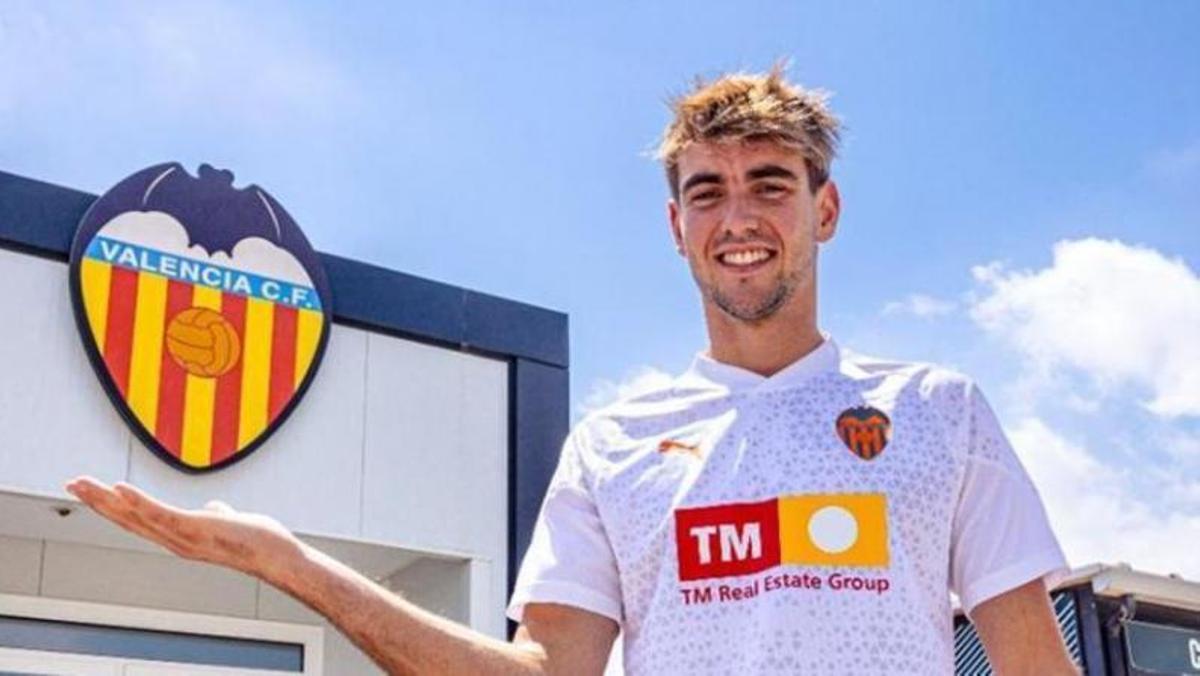 Mide 1’90 y tiene un gran juego de pies