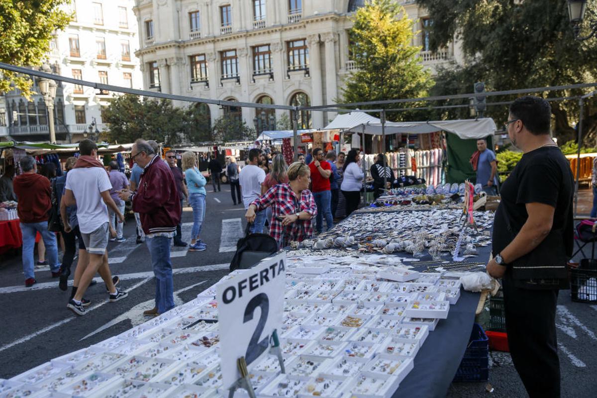 Mercadillo en la plaza del Ayuntamiento de València Mercadillo en la plaza del Ayuntamiento de València