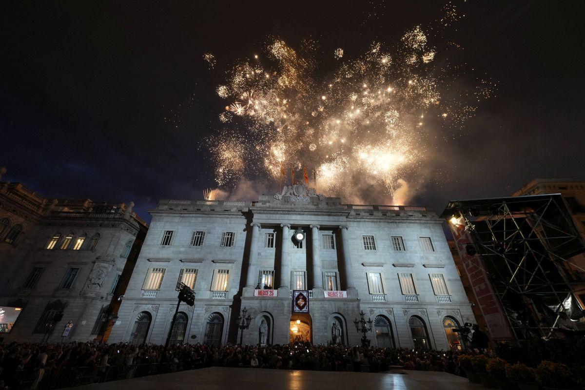 Toc d’inici de la Mercè 2025, gigantes y bestias en la plaza Sant Jaume de Barcelona