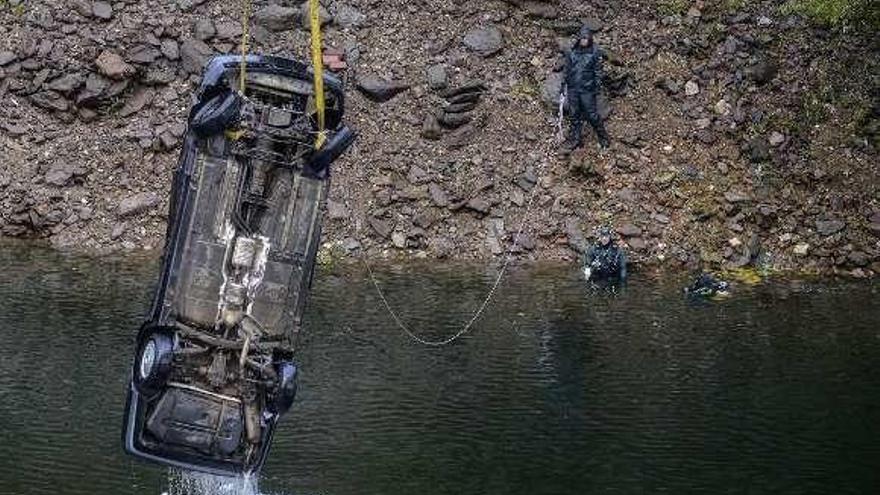 El vehículo de la fallecida, tras ser localizado por los buzos e izado con una grúa. // Brais Lorenzo