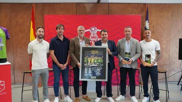 De izquierda a derecha, Mario Rivillos, Carlos Barrón, Jordi Horrach, José Tirado, Antonio Vadillo y Neguinho.