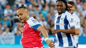 Braithwaite y Neyou pugnan por un balón en el partido de Leganés.