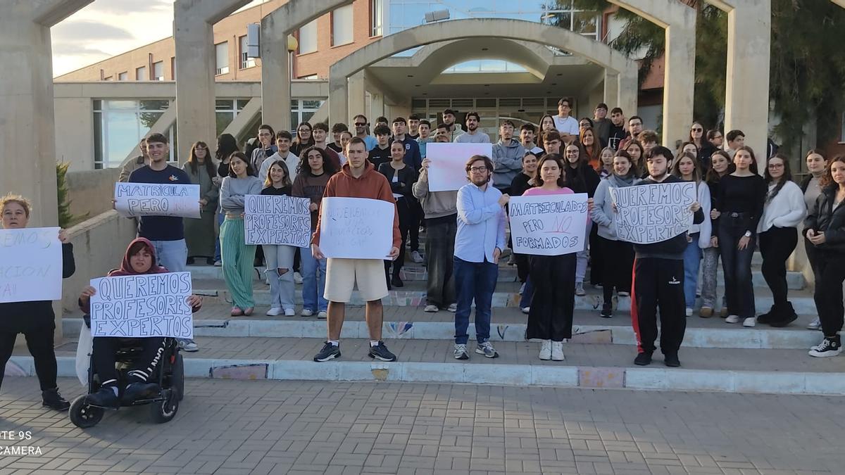 Alumnos del Valle de Elda protestan para reclamar profesores de FP