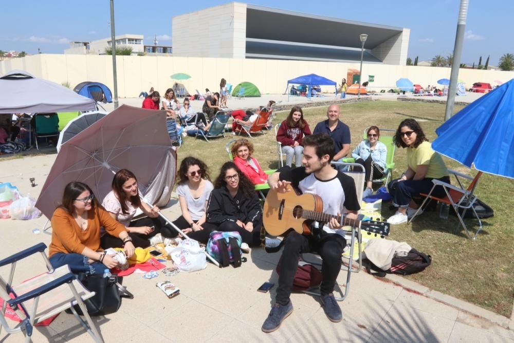 El cantante malagueño inicia su gira 'Prometo' en Málaga este fin de semana con dos conciertos, viernes y sábado, en el Auditorio Municipal y ya el miércoles había algunas aficionadas haciendo cola para conseguir el mejor sitio.