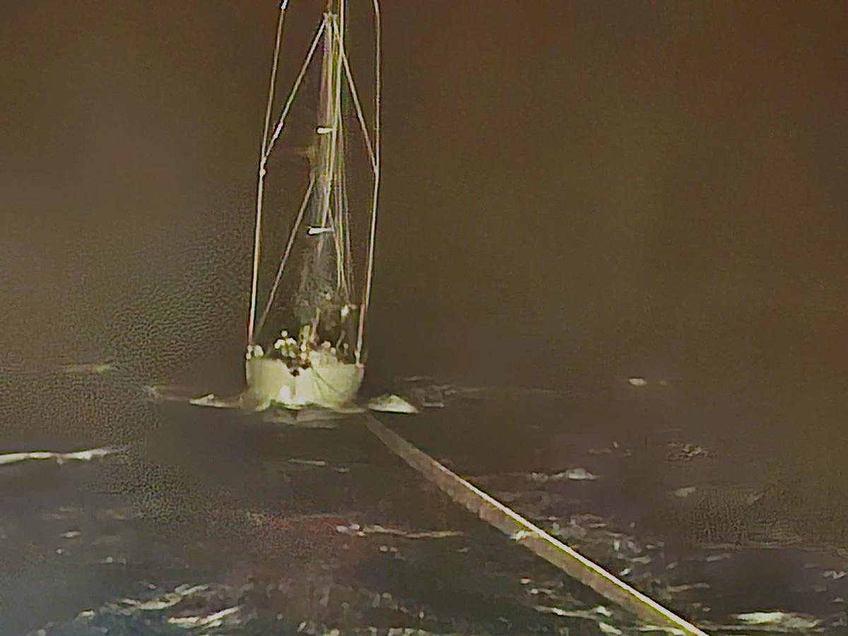 Operación de remolque del velero en dificultades en la Bahía de Palma.