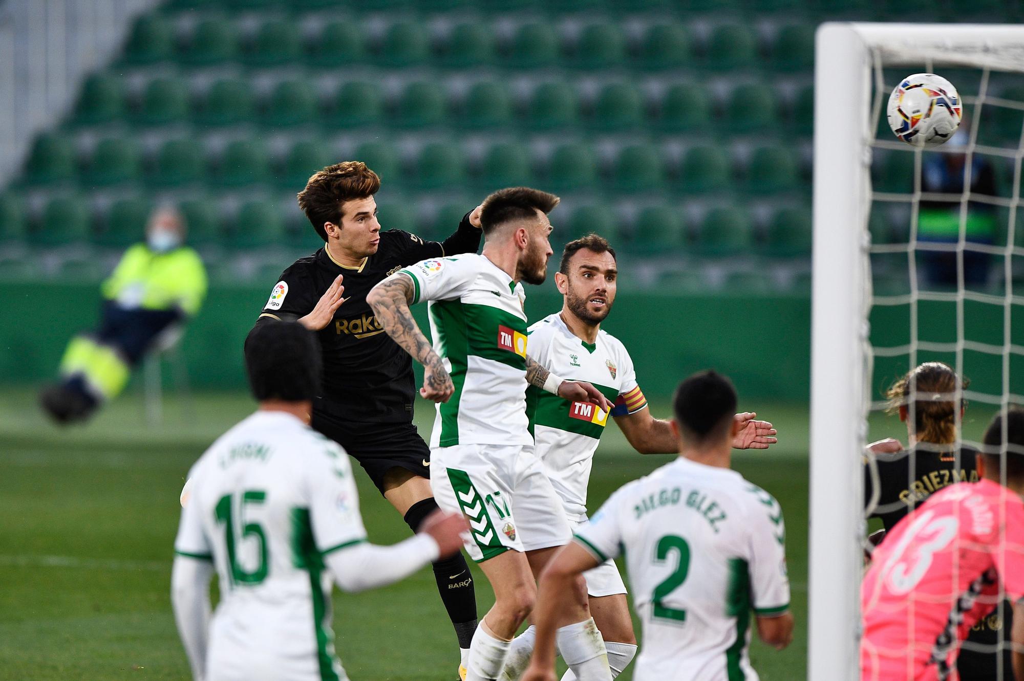 Riqui Puig cabecea su primer gol con la camiseta del primer equipo del Barça, en Elche.