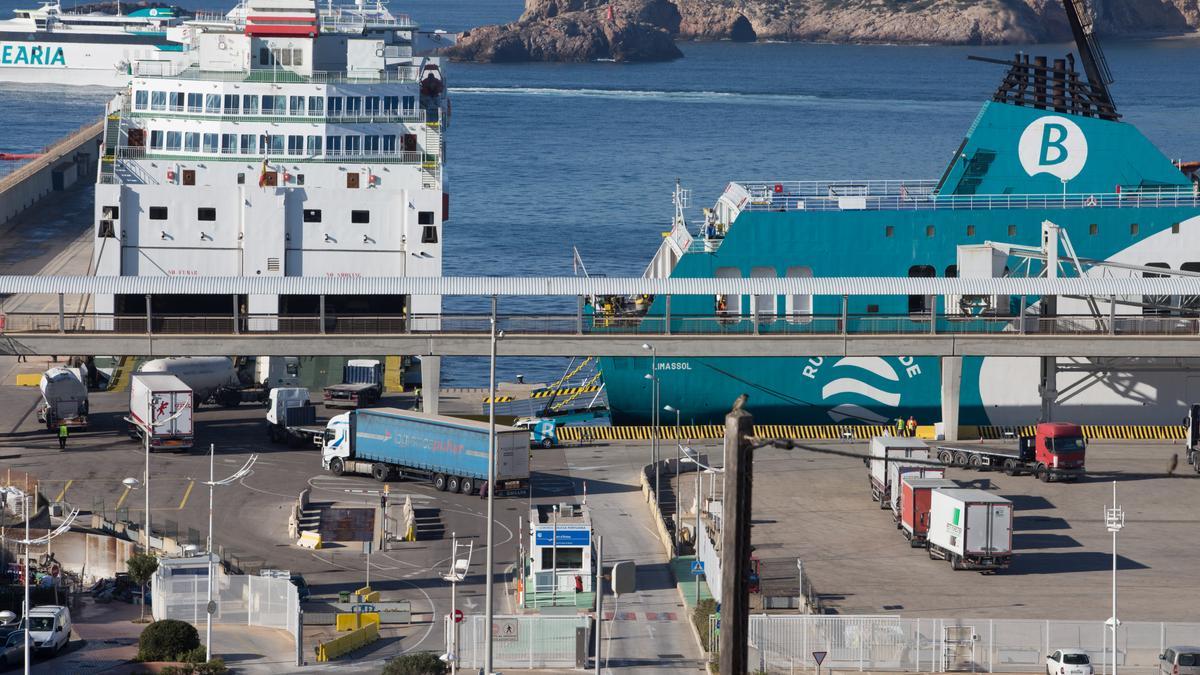 Un grupo de camiones entra en la bodega de un buque atracado en la estación marítima de es Botafoc.