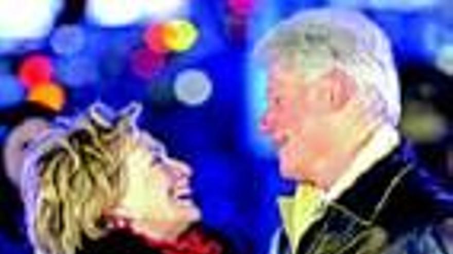 Bill y Hillary Clinton: el matrimonio baila acaramelado para recibir al 2009