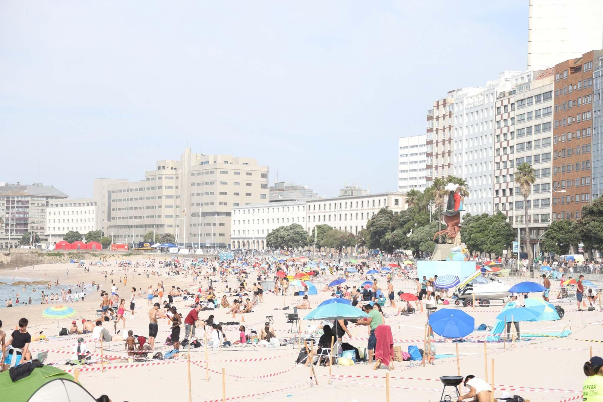 Reparto de madera y primeras hogueras en las playas de Orzán y Riazor